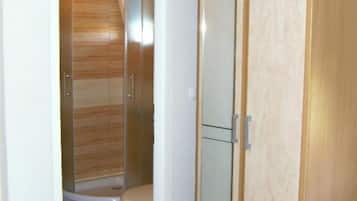 Een douche, handdoeken