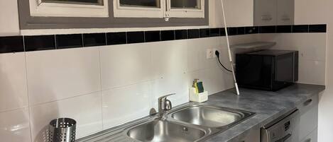 Een koelkast, een microgolfoven, een oven, een kookplaat