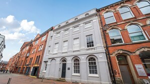 A historic building with a central entrance, large windows, and a brick facade. - Lace Market - 1-bed Apt - Sleeps 3 - City Centre (Nottingham)