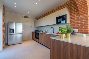 Kühlschrank, Mikrowelle, Ofen, Herdplatte