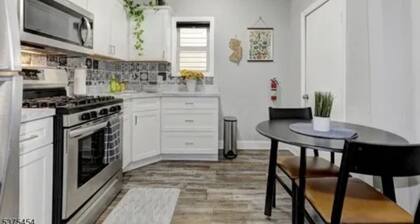 Modern 2BR Near NJIT, Rutgers & Newark Airport – WiFi + Laundry