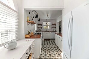 Refrigerador, microondas, placa de cocina, lavavajillas