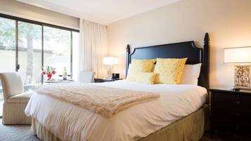 Bureau, fer et planche à repasser, lit parapluie, Wi-Fi