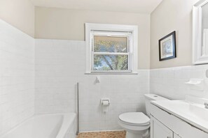 Shower, hair dryer, towels - Charming & Cozy North Charleston Retreat (North Charleston)