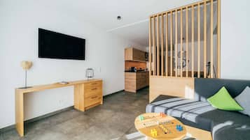 Appartamento Premium, balcone, vista montagna | Cassaforte in camera, una scrivania, postazione laptop, tende oscuranti