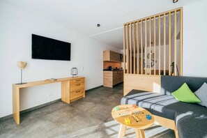 Căn hộ Premium, ban công, quang cảnh núi | Két bảo mật tại phòng, bàn, khu vực làm việc phù hợp cho laptop 