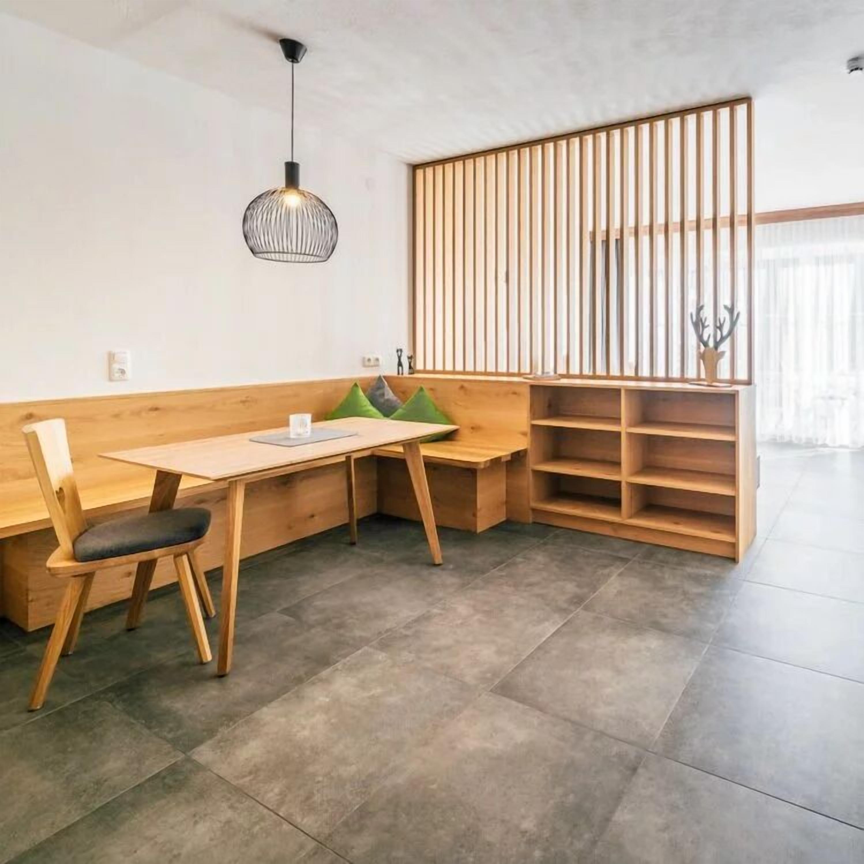 Apartamento de diseño, balcón, vistas a la montaña | Caja fuerte, escritorio, espacio para trabajar con un portátil