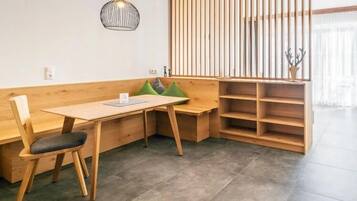 Apartamento de diseño, balcón, vistas a la montaña | Caja fuerte, escritorio, espacio para trabajar con un portátil