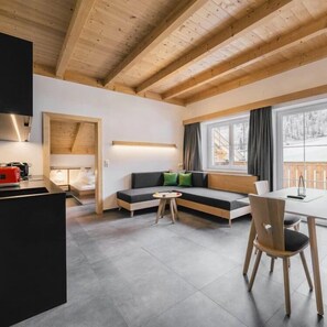 Classic Apart Daire, Balkon, Dağ Manzaralı | Odada kasa, masa, dizüstü bilgisayar çalışma alanı, güneşlik/perde 