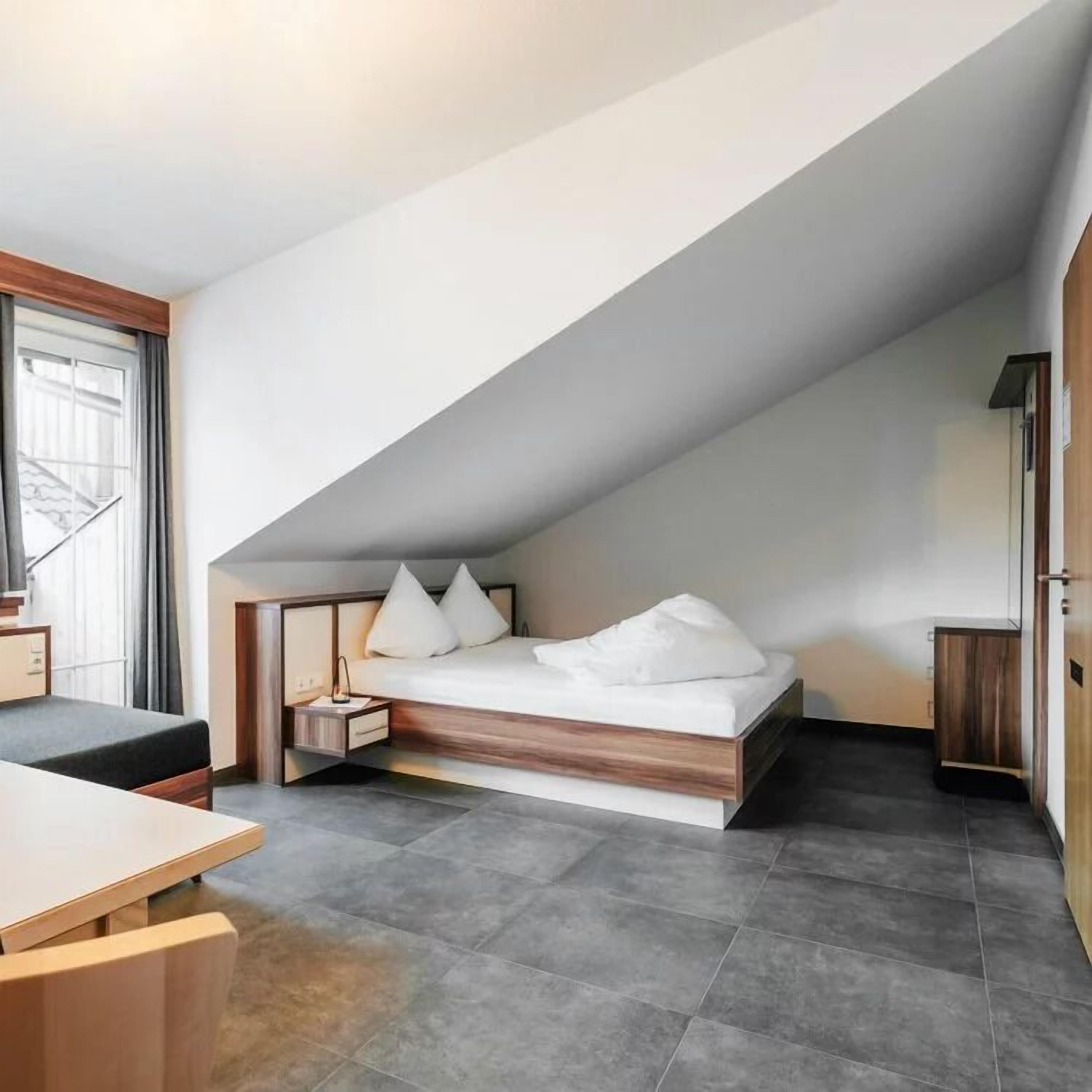 Doppelzimmer, Balkon, Bergblick | Zimmersafe, Schreibtisch, laptopgeeigneter Arbeitsplatz