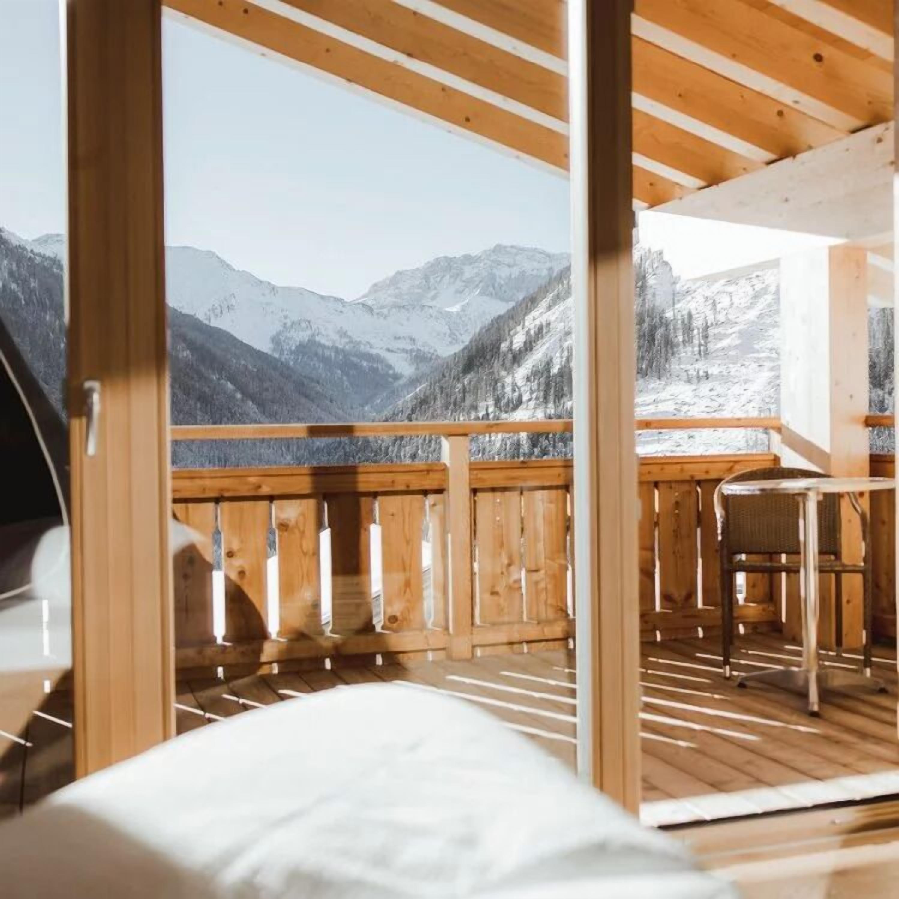 Suite familiare, balcone, vista montagna | Cassaforte in camera, una scrivania, postazione laptop, tende oscuranti