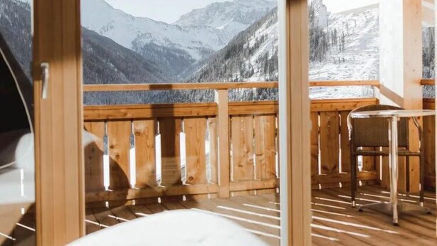 A wooden deck with a view of snow-covered mountains. - Tillga Glück (Obertilliach)