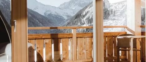 Familie suite, balkon, uitzicht op bergen | Een kluis op de kamer, een bureau, een laptopwerkplek