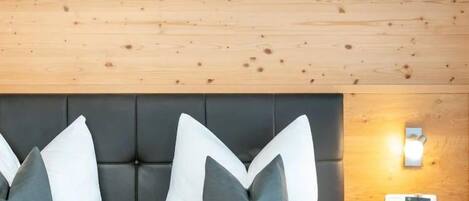 Suite – classic, balkong, fjellutsikt | Safe på rommet, skrivebord og skrivebord for bærbar PC