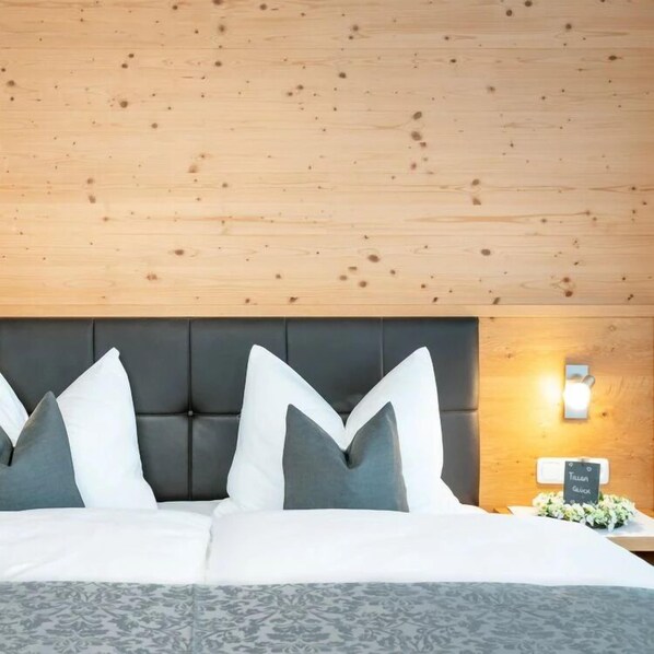 Classic Süit, Balkon, Dağ Manzaralı | Odada kasa, masa, dizüstü bilgisayar çalışma alanı, güneşlik/perde 