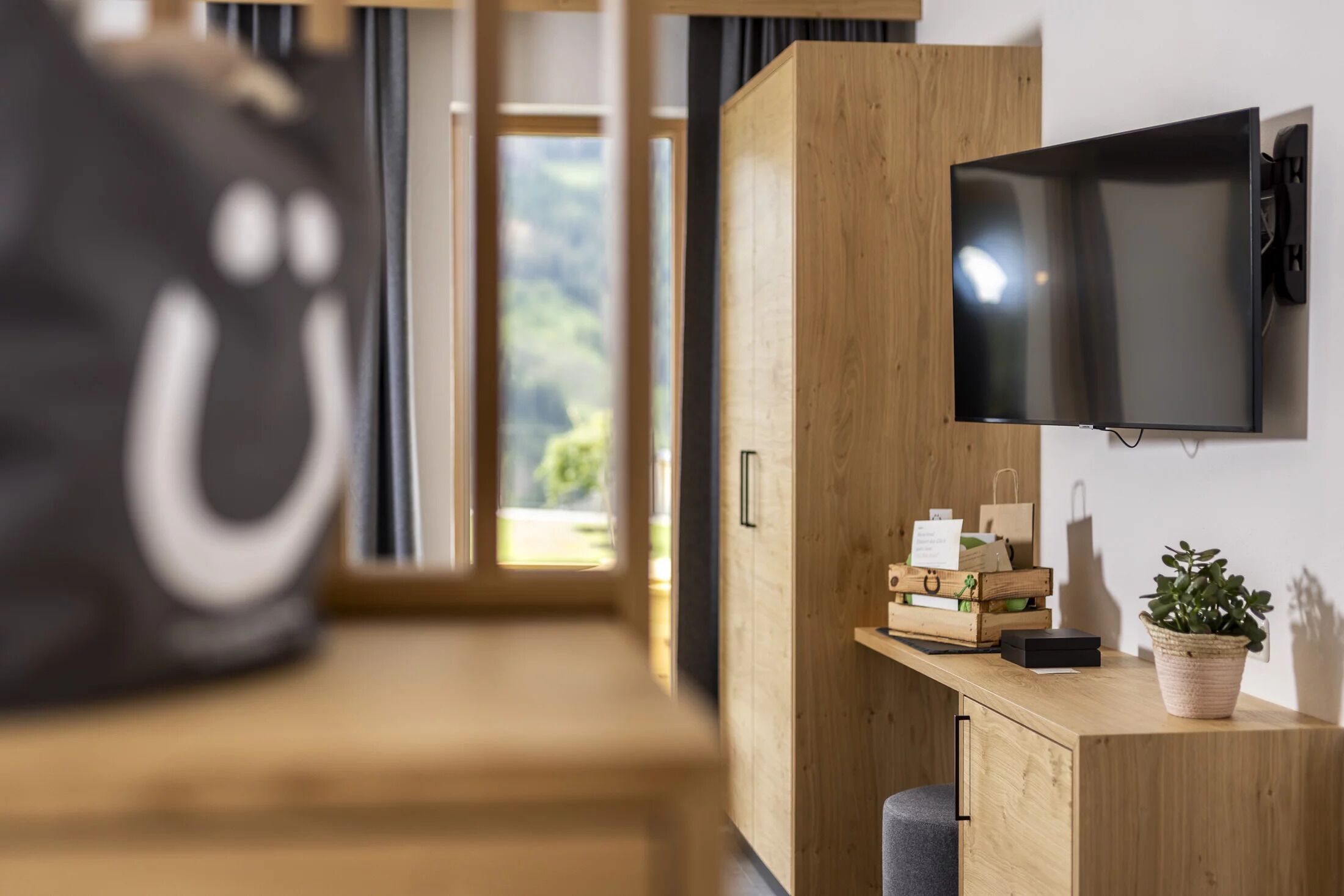 豪華公寓, 露台, 山景 | 房內夾萬、書桌、手提電腦工作空間、遮光窗簾/窗簾