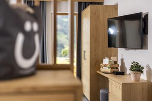 خزنة داخل الغرفة ومكتب ومساحة عمل للكمبيوتر المحمول وستائر تعتيم