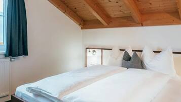 Familie appartement, balkon, uitzicht op bergen | Een kluis op de kamer, een bureau, een laptopwerkplek