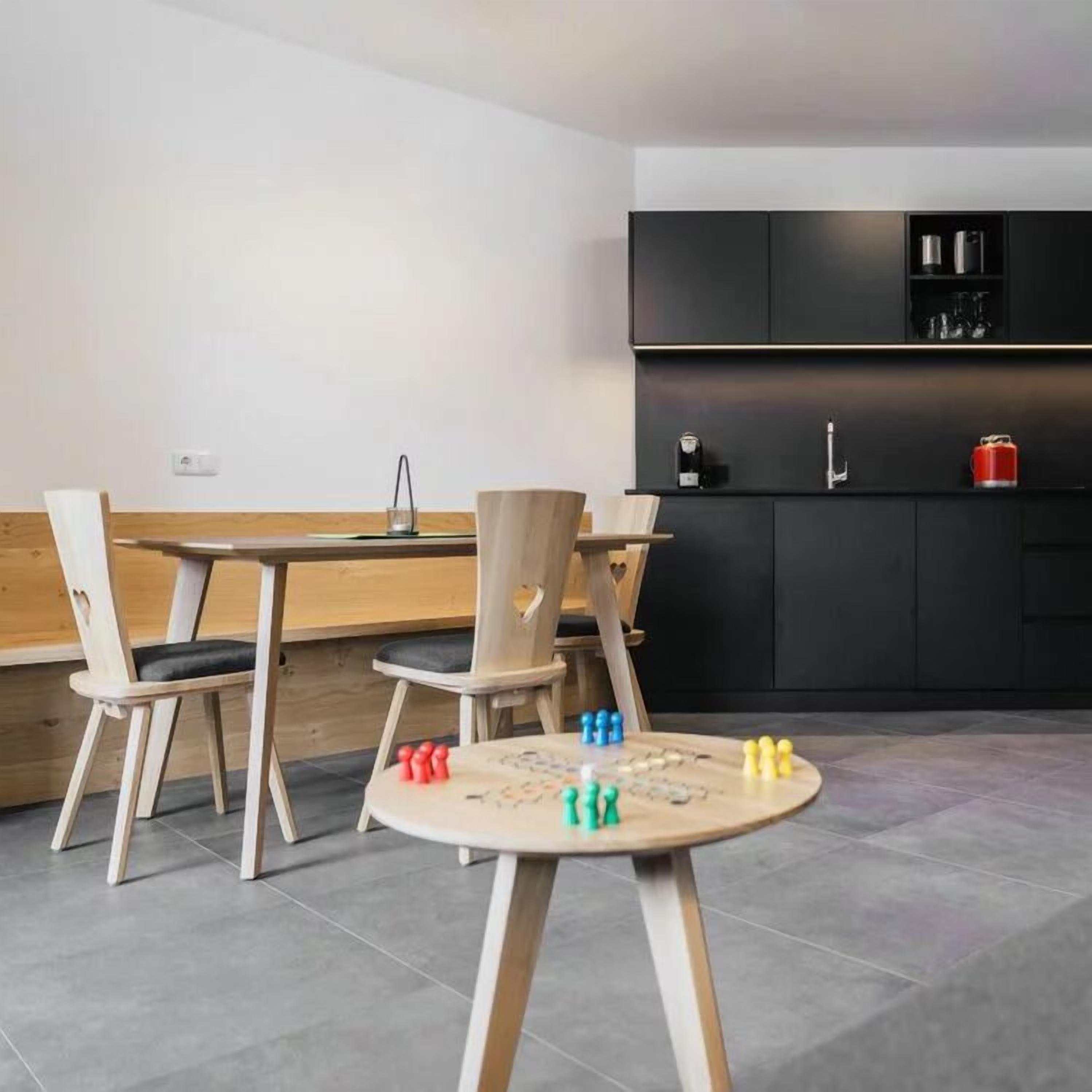 Apartamento clásico, balcón, vistas a la montaña | Zona de estar