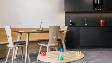 Apartamento clásico, balcón, vistas a la montaña | Zona de estar