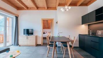 Perhehuoneisto, parveke, vuoristonäköala | Oleskelualue