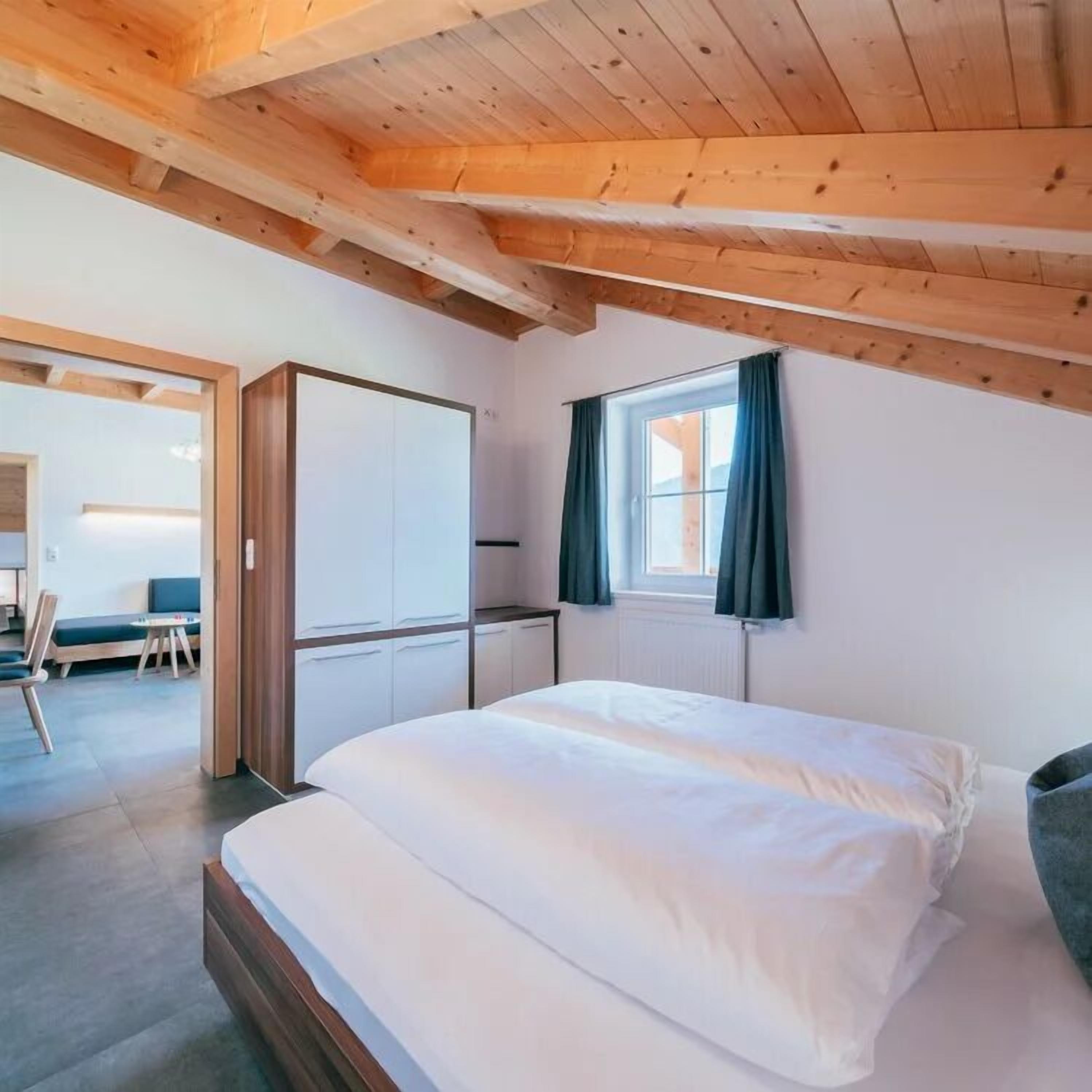 Apartamento familiar, balcón, vistas a la montaña | Caja fuerte, escritorio, espacio para trabajar con un portátil