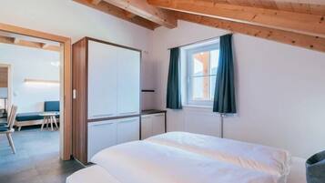 Apartamento familiar, balcón, vistas a la montaña | Caja fuerte, escritorio, espacio para trabajar con un portátil