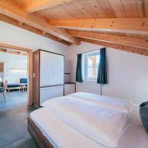 家庭公寓, 露台, 山景 | 房內夾萬、書桌、手提電腦工作空間、遮光窗簾/窗簾