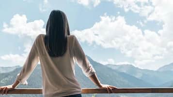 Tweepersoonskamer, balkon, uitzicht op bergen | Woonruimte