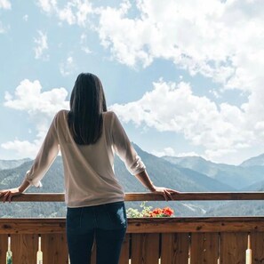 Doppelzimmer, Balkon, Bergblick | Wohnbereich | Fernseher