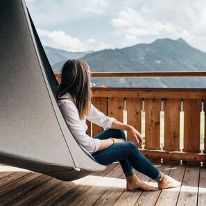 Familien-Suite, Balkon, Bergblick | Wohnbereich