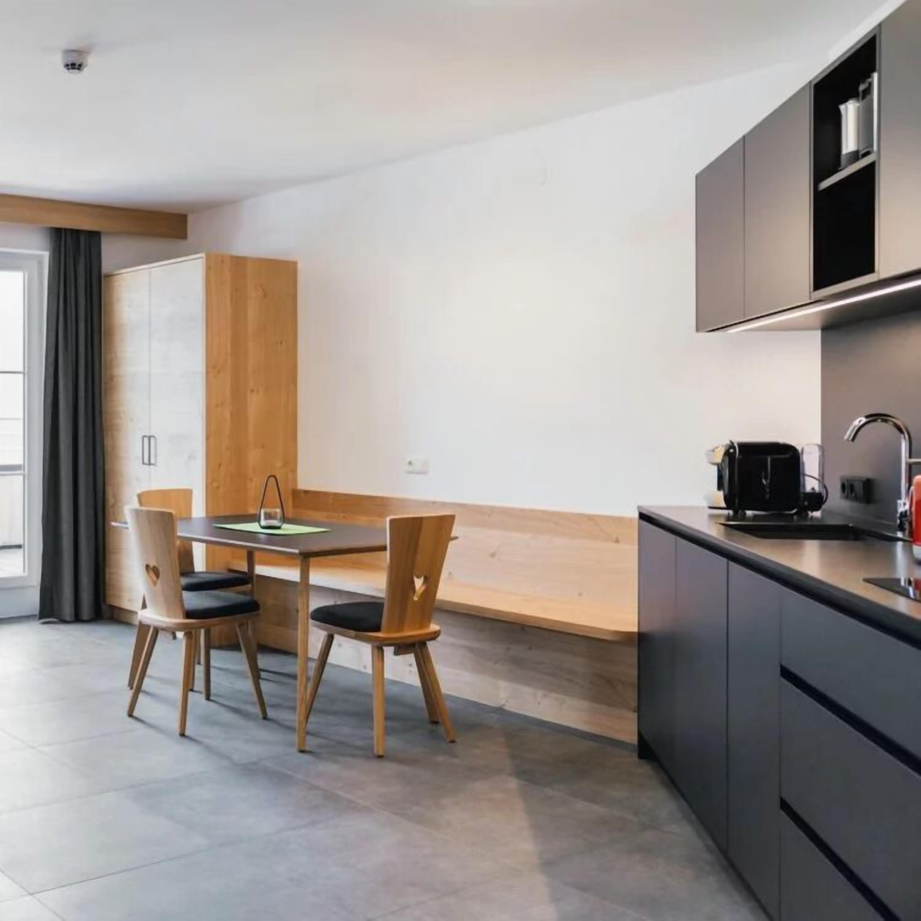 Departamento clásico, balcón, vista a la montaña | Caja de seguridad en la habitación y escritorio 