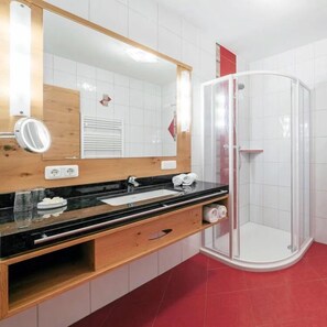 Classic Suite, Balcony, Mountain View | Bathroom | Shower, hair dryer, bathrobes, slippers - Tillga Glück (Obertilliach)