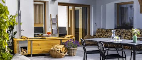 Suite Confort, balcon, vue montagne | Coin séjour | Télévision