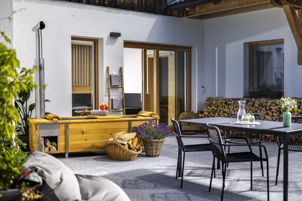 Comfort Suite, Balcony, Mountain View | Living area | TV