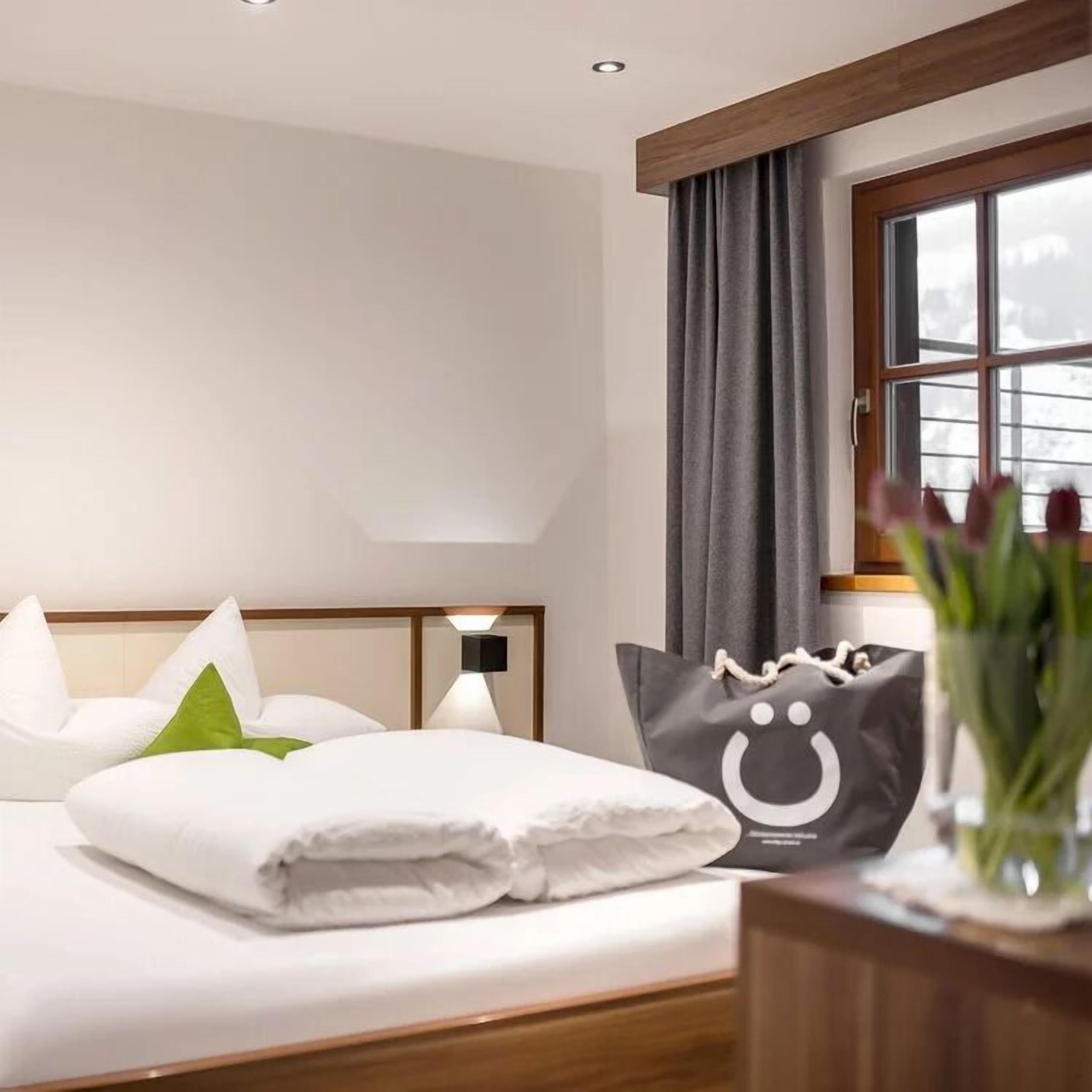 Estudio familiar, balcón, vista a la montaña | Caja de seguridad en la habitación y escritorio 