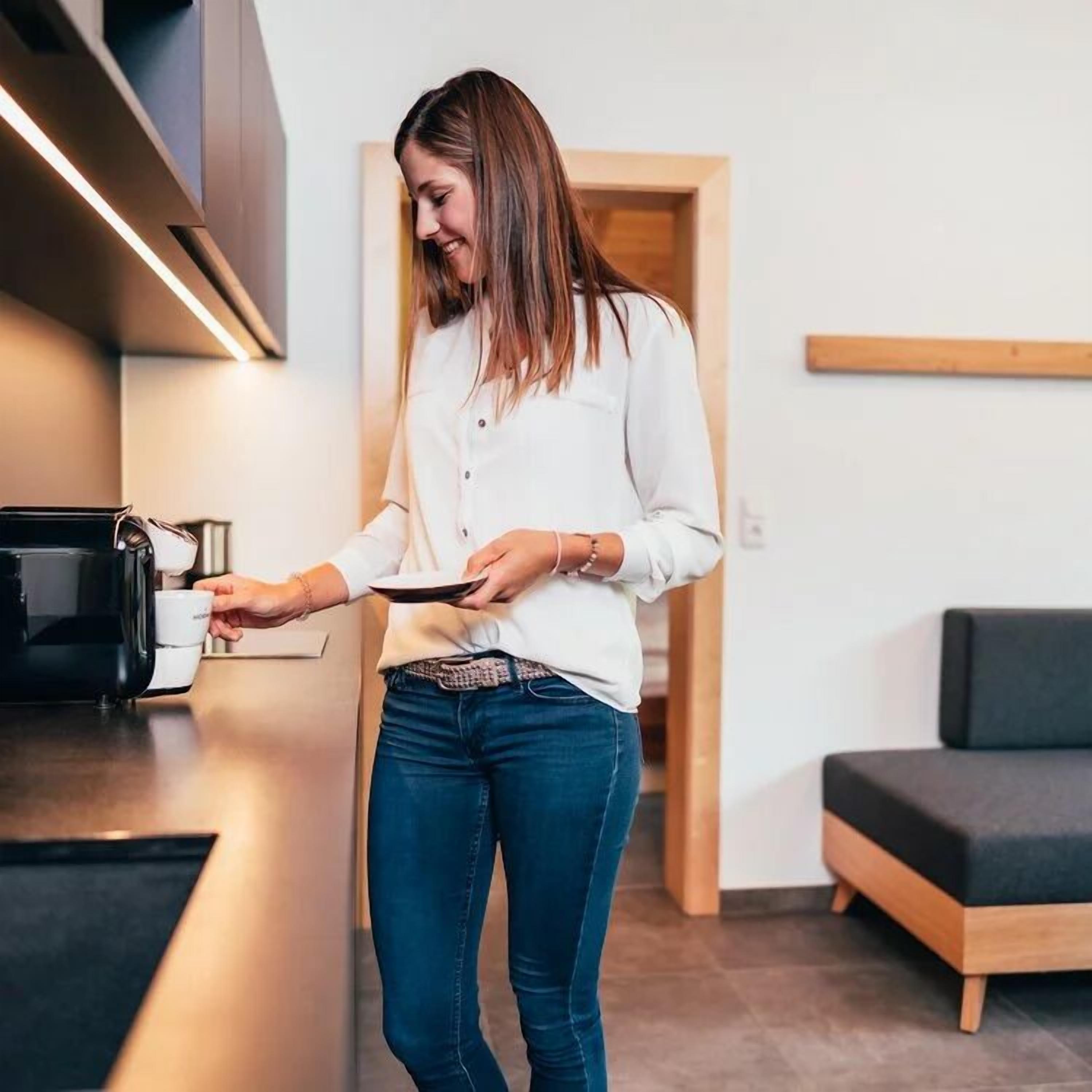 패밀리 아파트, 발코니, 산 전망 | 거실 공간