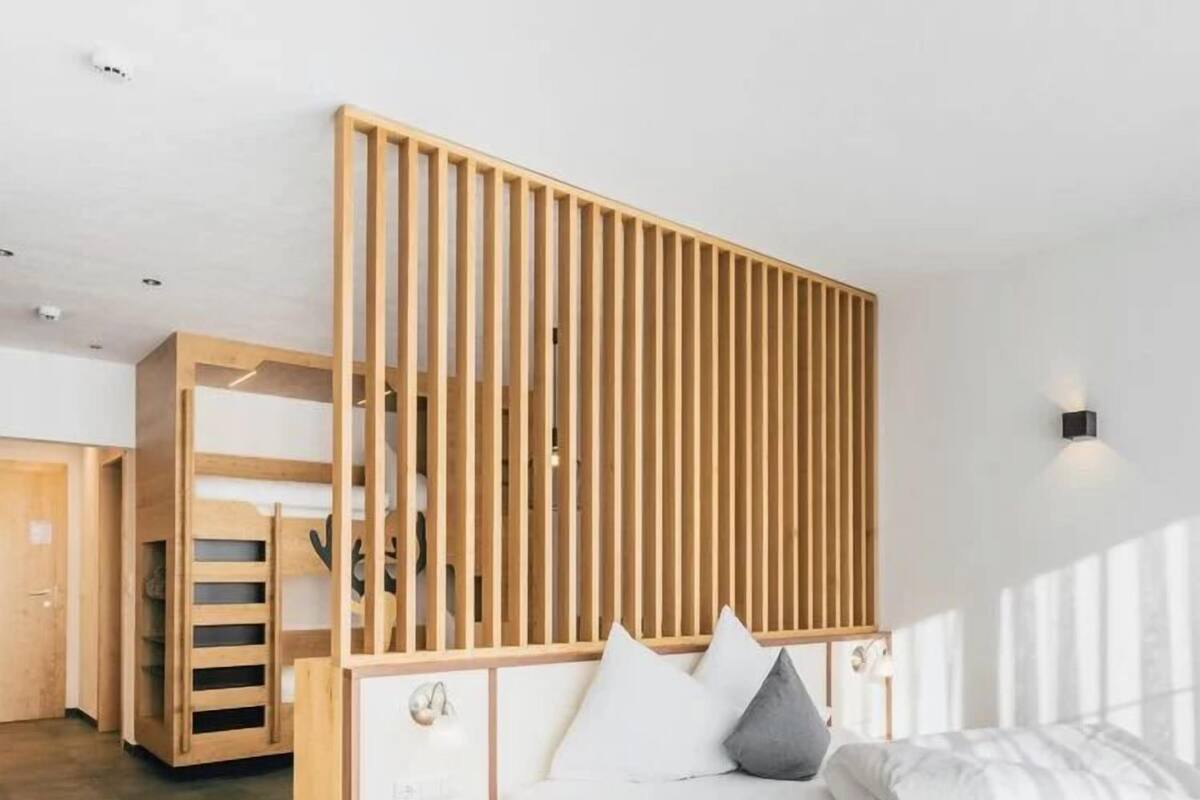 Design-Apartment, Balkon, Bergblick | Zimmersafe, Schreibtisch, laptopgeeigneter Arbeitsplatz