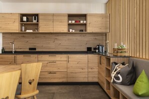 Deluxe appartement, balkon, uitzicht op bergen | Een kluis op de kamer, een bureau, een laptopwerkplek