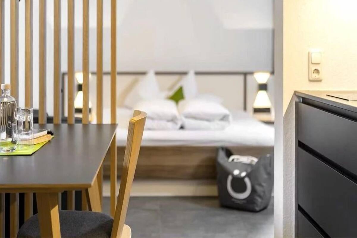 Familienstudio, Balkon, Bergblick | Zimmersafe, Schreibtisch, laptopgeeigneter Arbeitsplatz