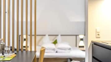 Perhestudio, parveke, vuoristonäköala | Tallelokero huoneessa, työpöytä