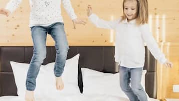 Perhesviitti, parveke, vuoristonäköala | Tallelokero huoneessa, työpöytä