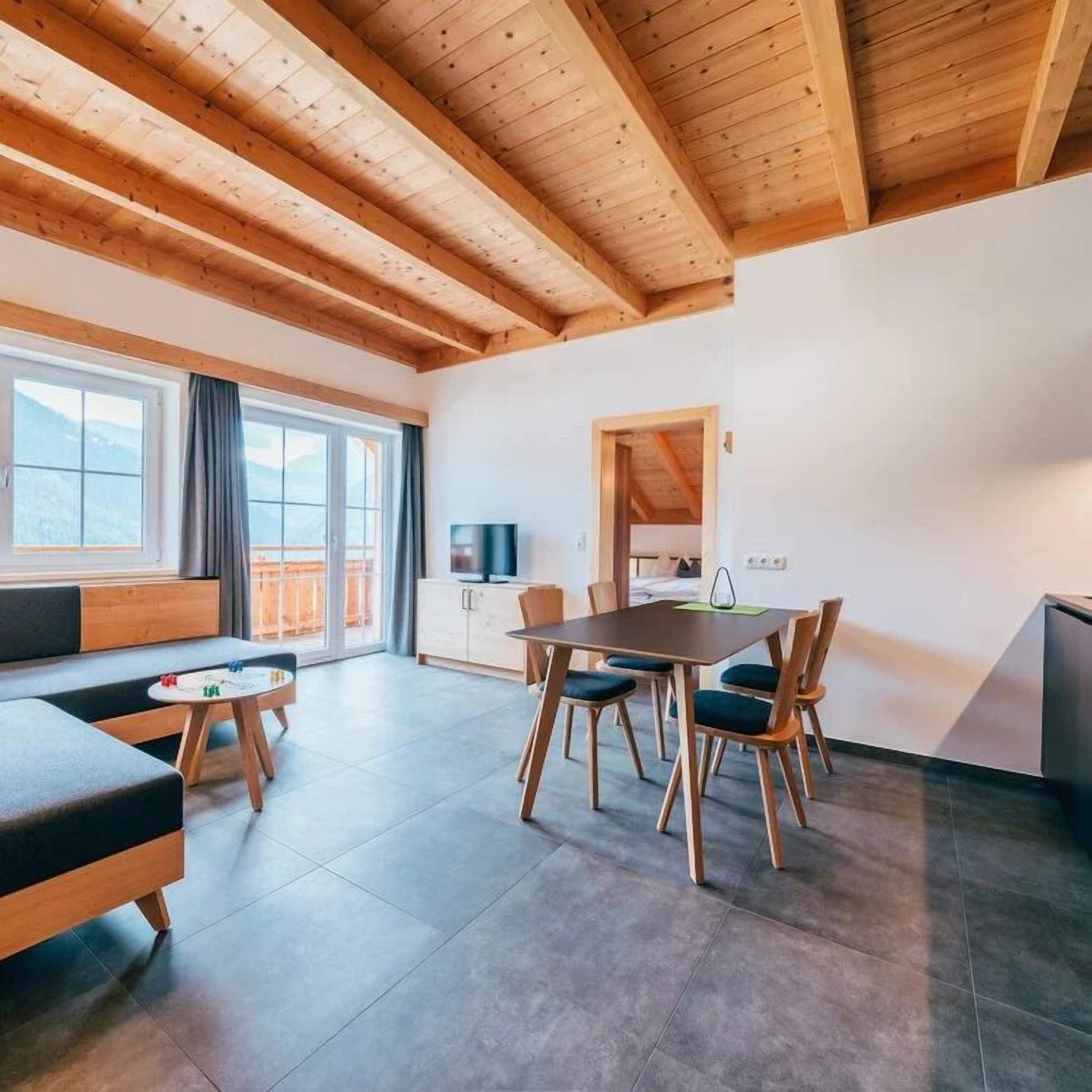 Familienapartment, Balkon, Bergblick | Zimmersafe, Schreibtisch, laptopgeeigneter Arbeitsplatz