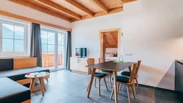 Familienapartment, Balkon, Bergblick | Zimmersafe, Schreibtisch, laptopgeeigneter Arbeitsplatz