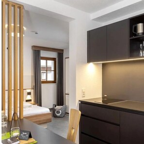 Studio phong cách cổ điển, ban công, quang cảnh núi | Két bảo mật tại phòng, bàn, khu vực làm việc phù hợp cho laptop 