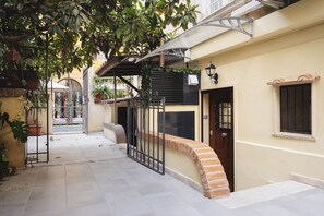Exterior detail - Domus Mariani - Cremera by Ghor (Rome)