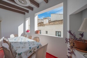 Outdoor dining - Apartamento para 4-8 personas a 100 m de la playa con balcón, Wi-Fi y aire acondicionado (Marbella)