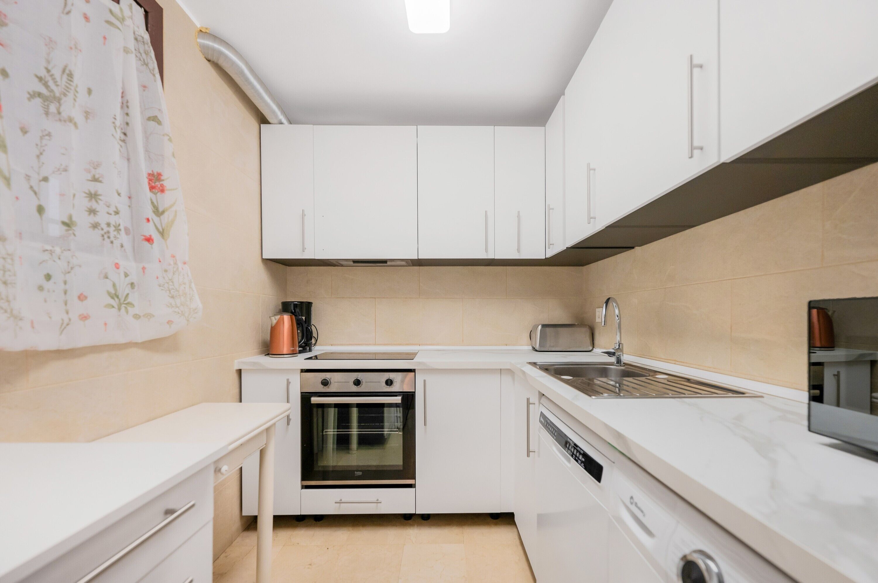 Een koelkast, een magnetron, een oven, een vaatwasser