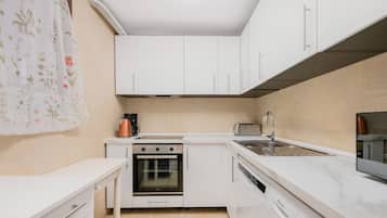 Fridge, microwave, oven, dishwasher