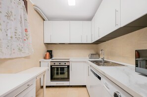 Réfrigérateur, micro-ondes, four, lave-vaisselle